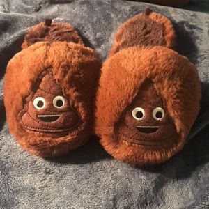 Emoji slippers and pillow size “medium”